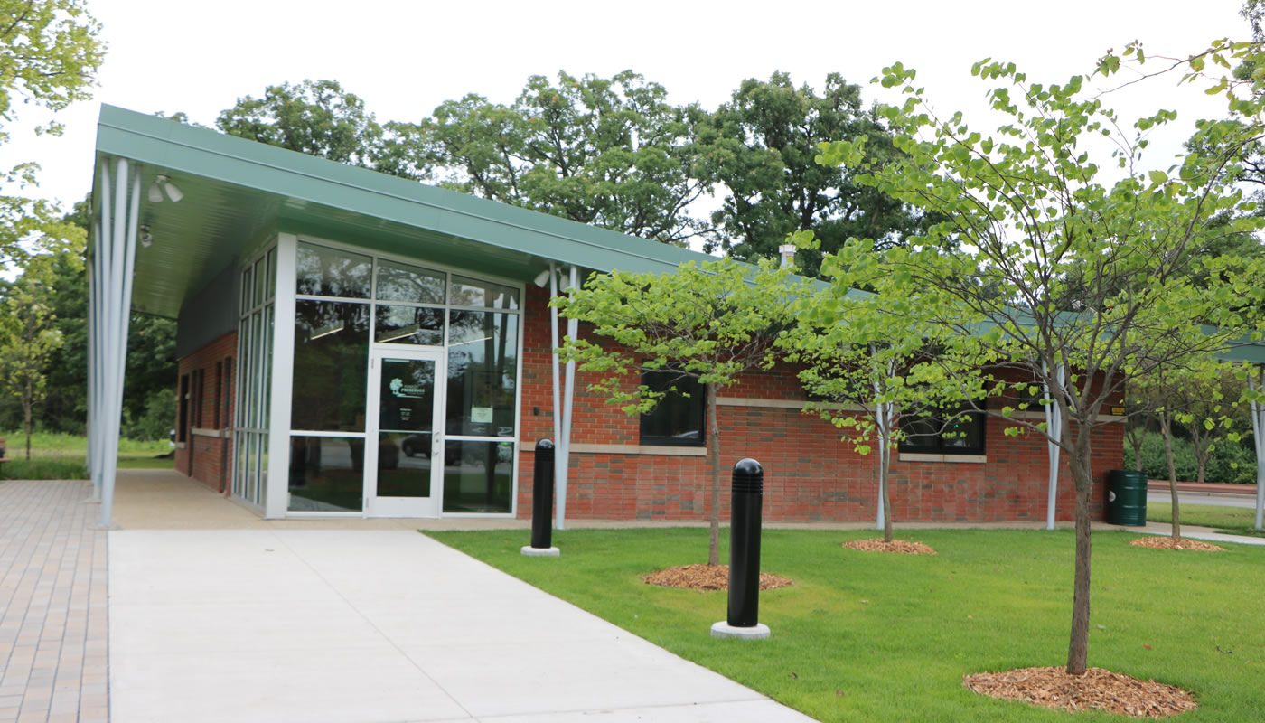 Dan Ryan Woods Visitor Center building