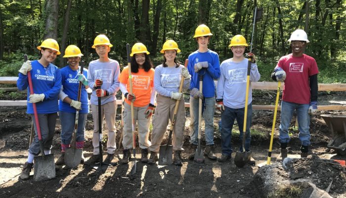 A group of youth volunteers