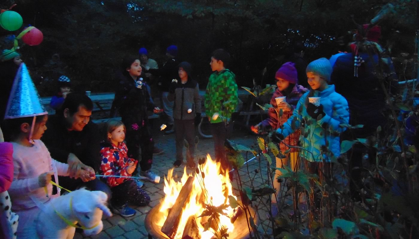 children roasting marshmallows at Trailside Museum